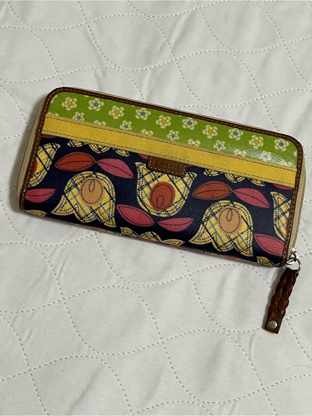 Fossil Key-Per Vintage Coated Canvas Zip Around Wallet Floral Tulip Retro.
